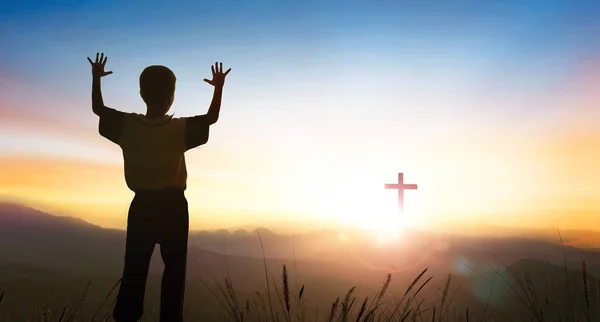在日落背景下 人物形象在十字架上举起双手 — 图库照片