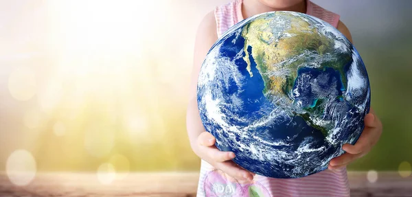 Conceito Dia Terra Uma Criança Segura Mundo Fundo Céu Natural — Fotografia de Stock