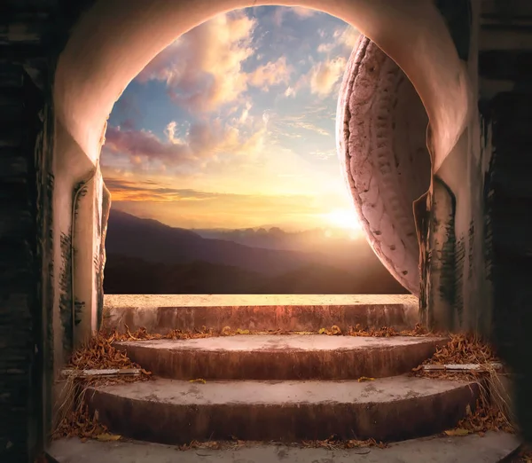 复活节和耶稣受难日的概念 有秋天日落背景的洞穴 — 图库照片