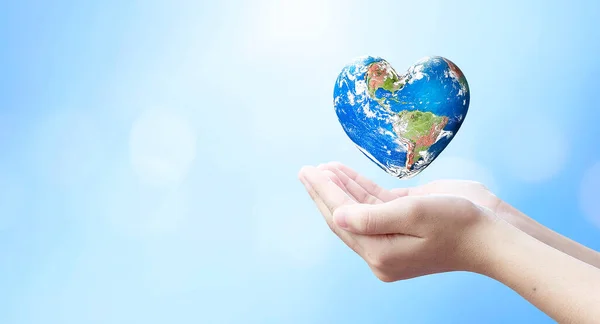 Världshälsodag Och Global Sjukvård Koncept Hålla Jorden Hjärtform Händer Mot — Stockfoto
