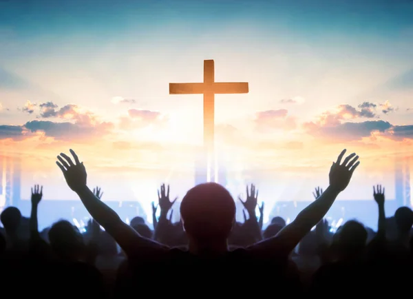 イースターと良い金曜日の概念 クロス日没の背景に手を上げとキリスト教の礼拝のソフトフォーカス — ストック写真