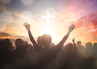 Paskalya ve Kutsal Cuma kavramı, Hıristiyan ibadetinin yumuşak odak noktası ve beyaz haç arka planında elini kaldırması.