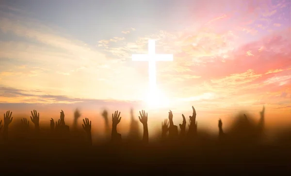 基督教崇拜的软焦点 高举双手放在白色的交叉背景上 — 图库照片