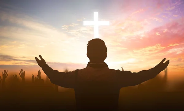 Христиане Поднимают Руки Поклонении Молитве Богу Белым Крестом Восходе Солнца — стоковое фото
