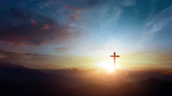 山の夕日の空の背景にイエスの十字架のシンボル — ストック写真