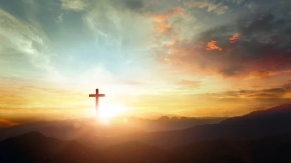 山の夕日の空の背景にイエスの十字架のシンボル — ストック写真