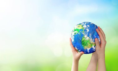  Dünya Çevre ve Toprak Günü, Dünya 'yı bulanık yeşil ve mavi gökyüzü arka planının üzerinde tutan insan elleri. Bu görüntünün elementleri NASA tarafından desteklenmektedir