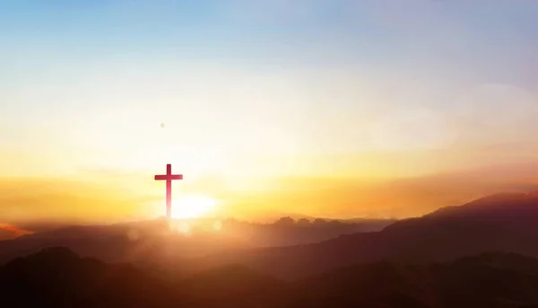 日出时分在山上的基督教十字架 — 图库照片