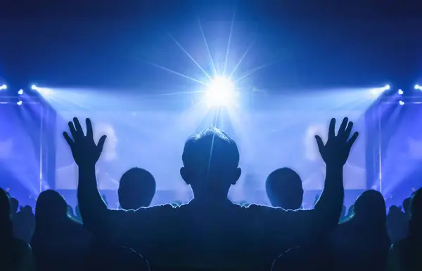 教会で神を礼拝するために手を挙げる男 — ストック写真
