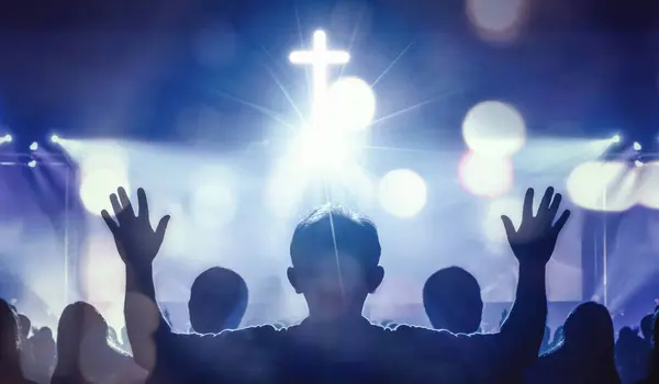Suddig Bild Kristen Dyrka Gud Tillsammans Kyrkan Och Ljus Bokeh — Stockfoto