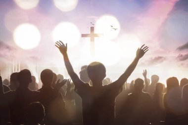 Siluet ekibi arka planda el ele tutuşan insanlardan oluşuyor.