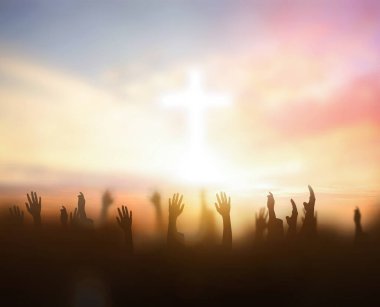 Hıristiyan ibadetinin yumuşak odak noktası beyaz haç üzerinde yükseltilmiş el ile