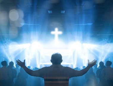 Hıristiyanlar kilisede Tanrı 'ya tapıyor, el kaldırıyor ve Tanrı' ya şükrediyorlar.