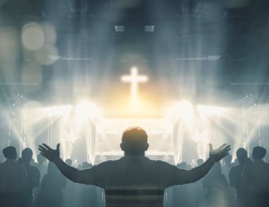 Hıristiyanlar kilisede Tanrı 'ya tapıyor, el kaldırıyor ve Tanrı' ya şükrediyorlar.