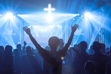 Hıristiyanlar kilisede Tanrı 'ya tapıyor, el kaldırıyor ve Tanrı' ya şükrediyorlar.