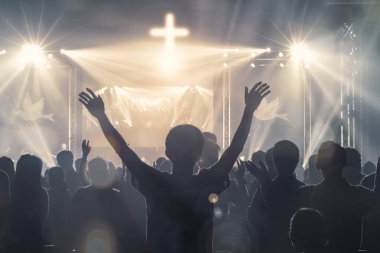 Hıristiyanlar kilisede Tanrı 'ya tapıyor, el kaldırıyor ve Tanrı' ya şükrediyorlar.