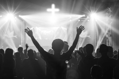 Hıristiyanlar kilisede Tanrı 'ya tapıyor, el kaldırıyor ve Tanrı' ya şükrediyorlar.