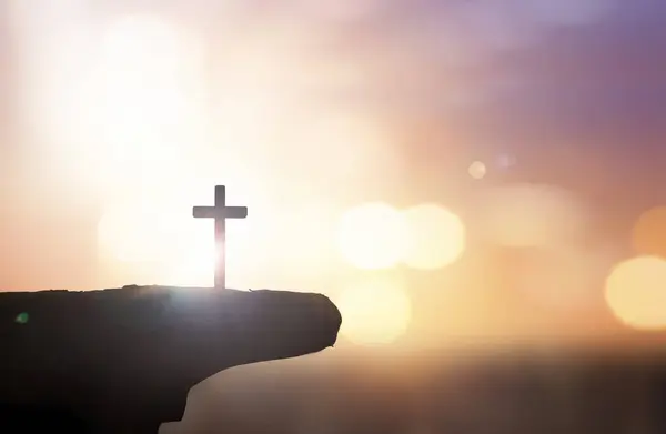 Hıristiyan Nın Kutsal Haçı Sonbahar Günbatımı Arka Planında Tutuyor Telifsiz Stok Imajlar