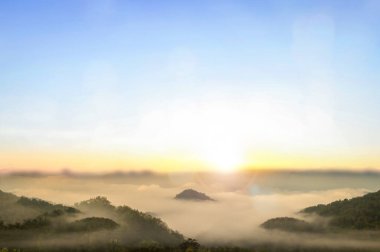 Doğal sis ve dağların güneş ışığı arka planı