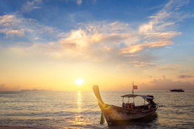 Thai geleneksel uzun kuyruklu teknesi ve güzel bir gün doğumu sabahı, Tayland.