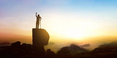 Umut kavramı: Gün doğumunda koltuk değnekleri olan engelli adam.