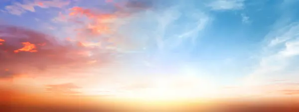 Reale Sorprendente Alba Panoramica Cielo Tramonto Con Dolci Nuvole Colorate Fotografia Stock
