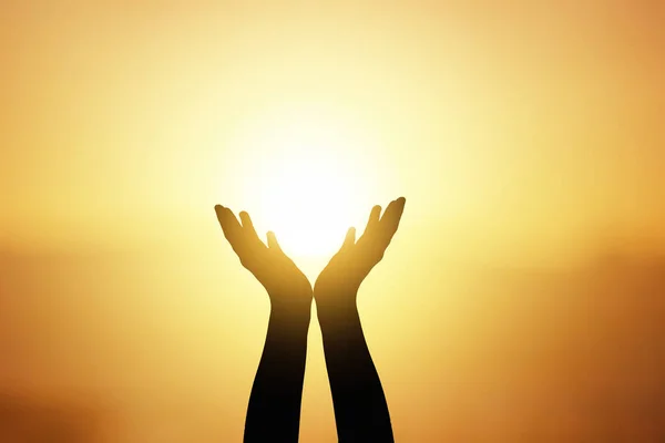 Silhouette Des Menschen Beide Hände Und Sonnenuntergang Licht — Stockfoto