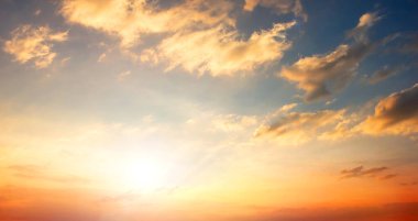 alacakaranlık gün batımı ile dramatik cennet