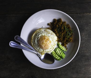Sağlıklı gıda konsepti, Tayland usulü kızarmış et ve kızarmış yumurta. Yukarıdan Fotoğraf