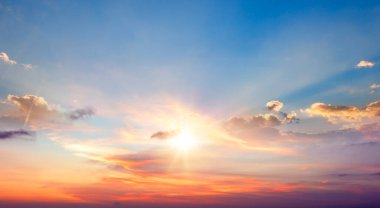 Güzel gökyüzü arkaplanı Gün batımında bulutlar ve gerçek güneşle gökyüzü