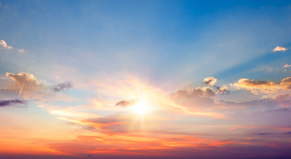 Красивый фон неба - Восход Солнца небо с легкими облаками и реальным солнцем

