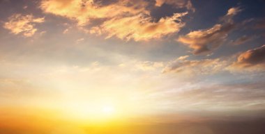 Güzel gün batımının panoramik manzarası gökyüzü ve bulut