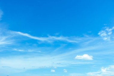 Küçük bulutlu mavi gökyüzü arkaplanı