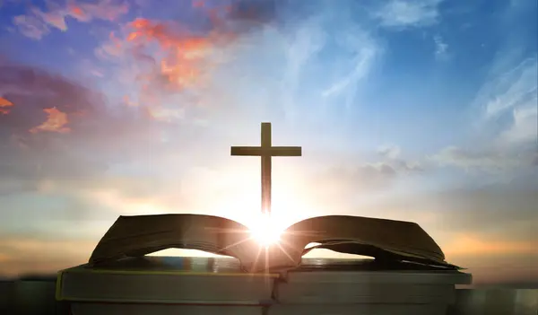 Günbatımı arka planında çapraz çizgi olan kitabı aç. Hristiyan konsepti 3B Hazırlama