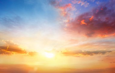 Gün batımında gökyüzünün manzarası