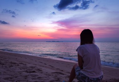 Güzel Işık Günbatımı ya da denizin üzerinde gün doğumu