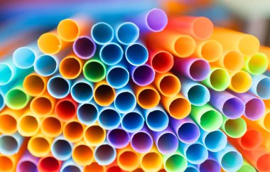 Renkli plastik içme pipetleri arka planda. Yakın plan. Seçici odak.