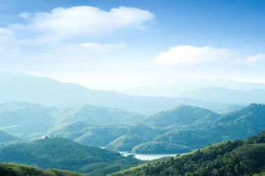 Yeşil dağın manzarası Tayland 'da doğa arka planıdır.