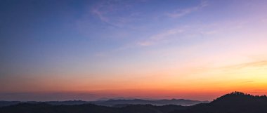 Dağların üzerinden gün doğumu. Dağ aralığının panoramik görüntüsü.