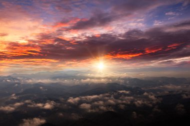 Küçük bulutlu güzel günbatımı arkaplanı. Panoramik görünüm