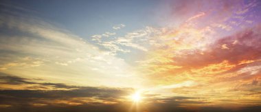 Küçük bulutlu güzel günbatımı arkaplanı. Panoramik görünüm