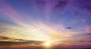 Bulutlar ve ışık ışınlarıyla günbatımı arkaplanı. Doğa bileşimi.