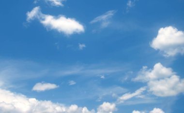 Mavi gökyüzü bulutları yüzen güzel doğa Geniş Açı Gökyüzü Açık Alan Çizim Tasarımı