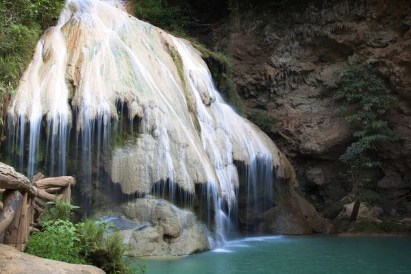 瀑布喃奔府泰国美丽的自然石森林 — 图库照片