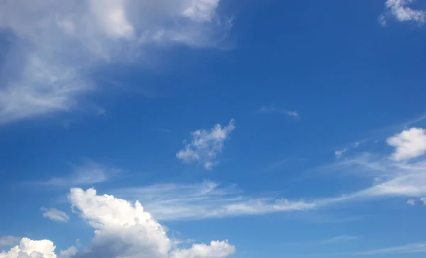 Błękitne Niebo Białe Chmury Natura Zewnątrz — Zdjęcie stockowe