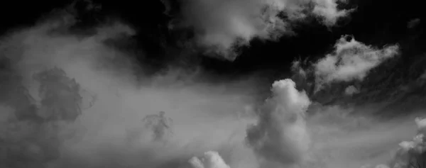 Fehér Felhők Fekete Háttér — Stock Fotó