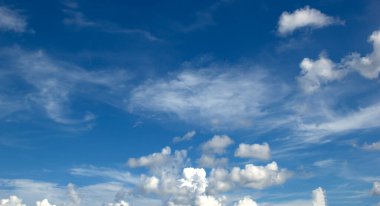 Uçsuz bucaksız mavi gökyüzü ve bulutlar