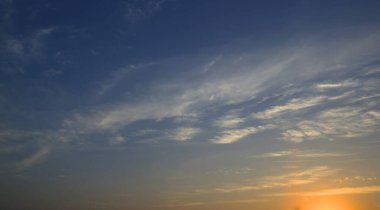 Sabah gökyüzü parlak bir altın gibi görünüyordu