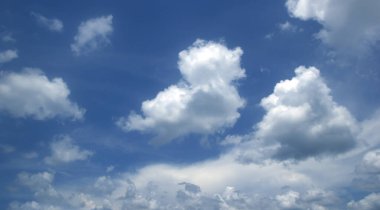 Uçsuz bucaksız mavi gökyüzü ve bulutlar