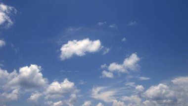 Yaz mavisi gökyüzü bulutu gradyan açık beyaz zemin. Güneşin altında açık bulutlu bir güzellik sakin bir kış havası. Hüzünlü canlı cyan